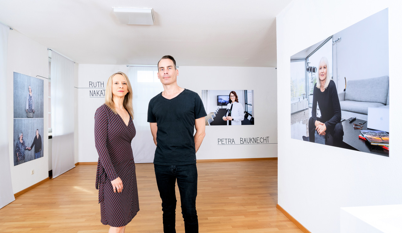 Dr. Ana Kugli und Sebastian Seibel in der Ausstellung „Ich hatte eine Wahl. Starke Frauen aus Pforzheim“
